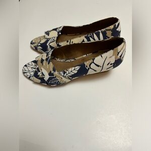 Aerosoles NWOT Size 9 Navy and Cream Floral Print Wedge Heel Open Toe Shoes
